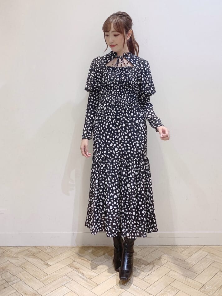 ブラック系のブーツ、ホワイト系のトレンチコート、ホワイト系のトレンチコートを着用したレディースの秋コーディネートの2枚目の写真