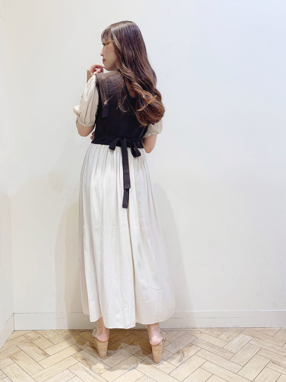 ブラウン系のワンピース、その他のサンダルを着用したレディースの春コーディネートの3枚目の写真