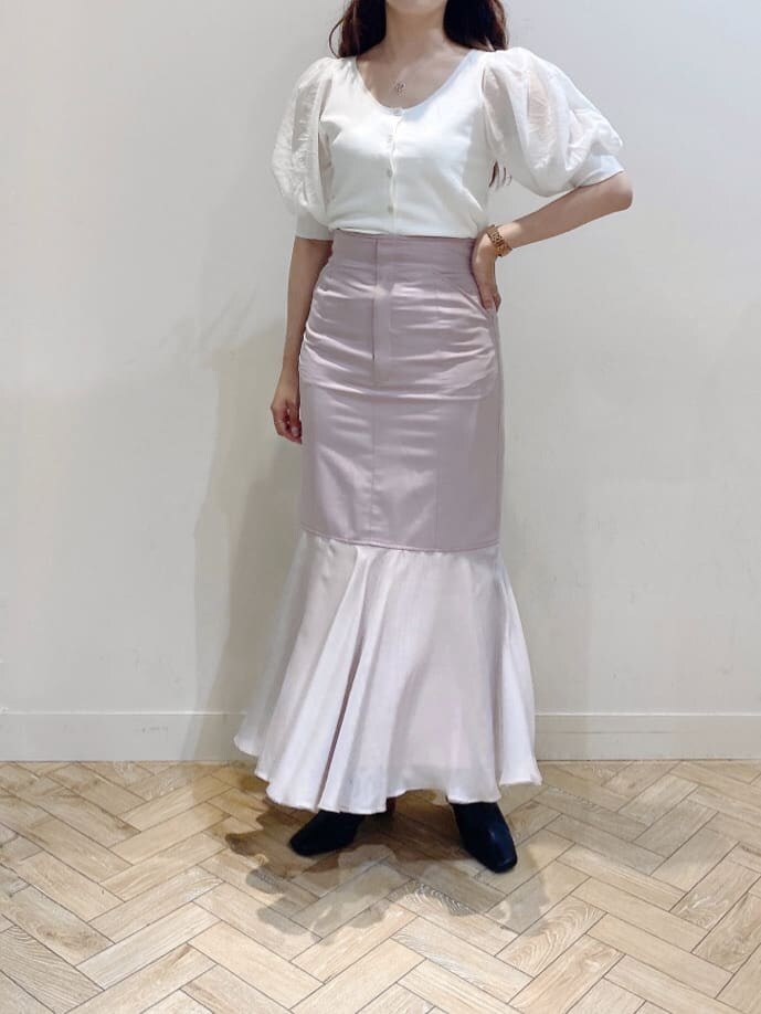 ブラック系のサンダル、ピンク系のスカート、ホワイト系のカーディガン/ボレロを着用したレディースの夏コーディネートの3枚目の写真