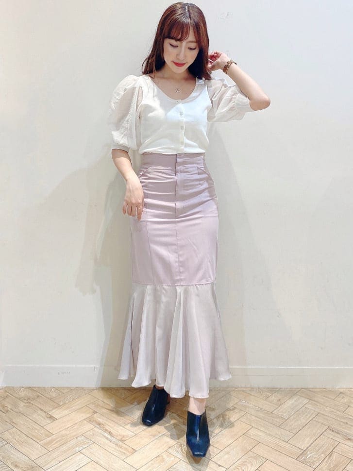 ブラック系のサンダル、ピンク系のスカート、ホワイト系のカーディガン/ボレロを着用したレディースの夏コーディネートの2枚目の写真