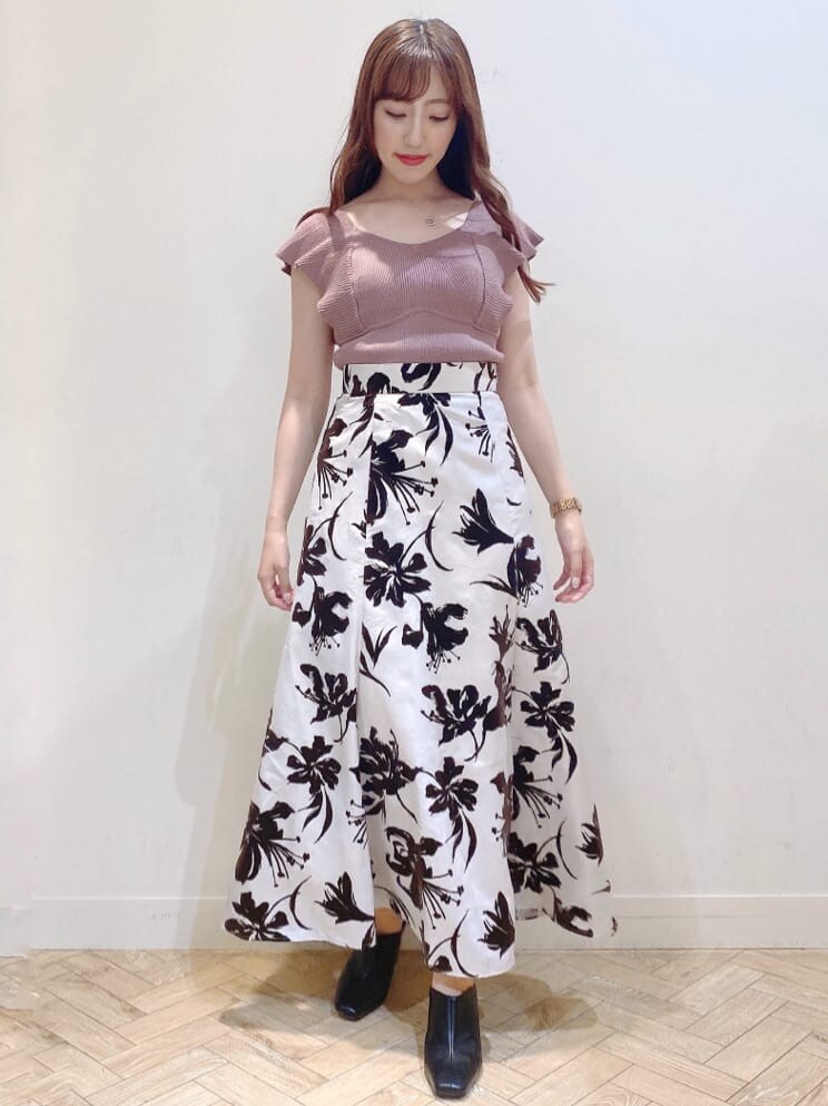 ブラック系のサンダル、ブラウン系のニット/セーター、ホワイト系のスカートを着用したレディースの夏コーディネートの3枚目の写真