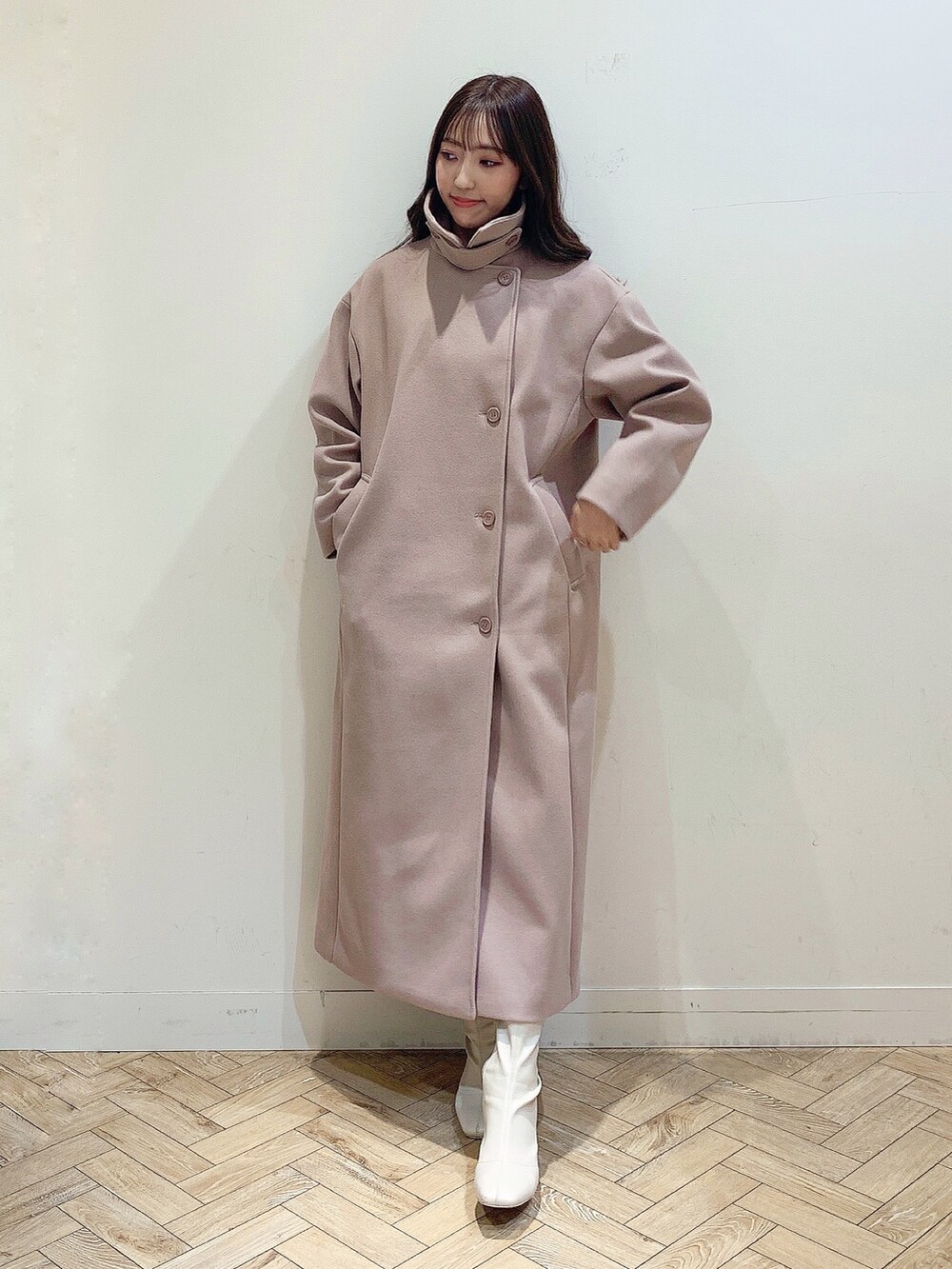 ブルー系のワンピース、ホワイト系のブーツ、ベージュ系のステンカラーコートを着用したレディースの冬コーディネートの9枚目の写真