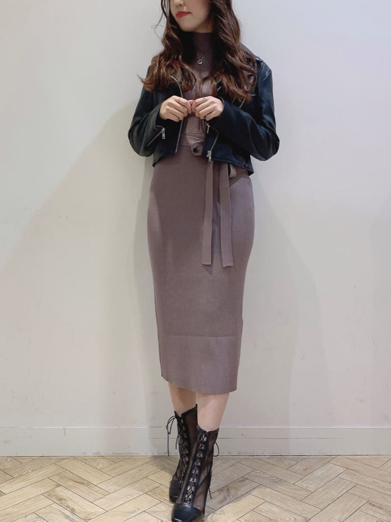 ブラック系のライダースジャケット、ブラック系のその他シューズ、ブラウン系のワンピースを着用したレディースの春コーディネートの5枚目の写真