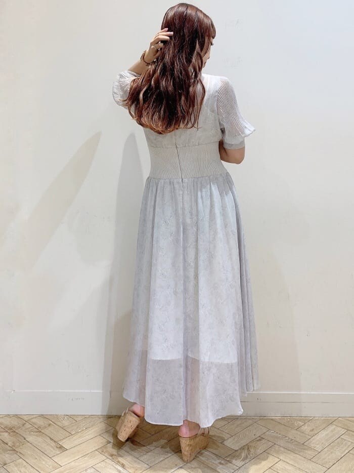 ホワイト系のワンピースを着用したレディースの夏コーディネートの6枚目の写真