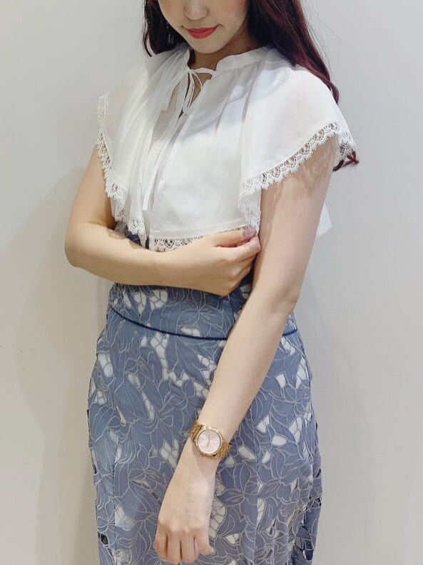 ホワイト系のシャツ/ブラウス、ホワイト系のキャミソール、ブルー系のスカートを着用したレディースの春コーディネートの4枚目の写真