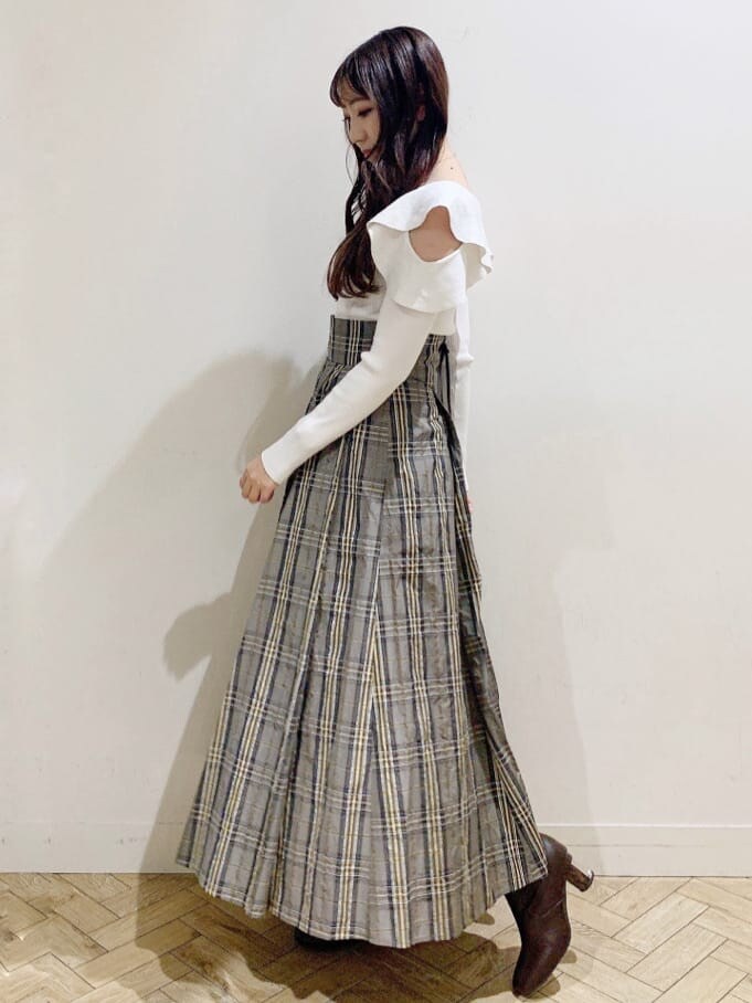 ベージュ系のスカート、ホワイト系のニット/セーター、ベージュ系のスカートを着用したレディースの秋コーディネートの5枚目の写真