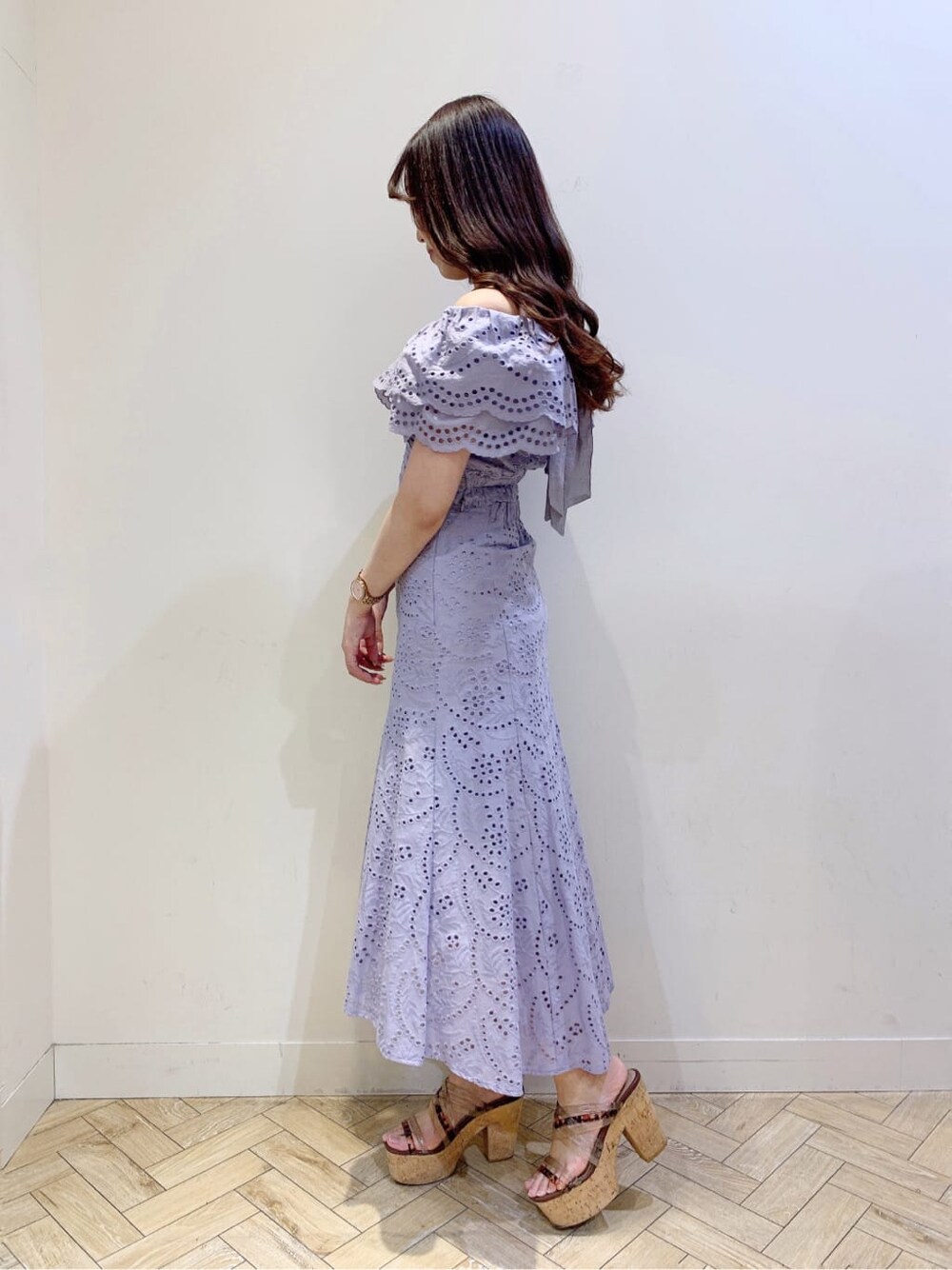 パープル系のシャツ/ブラウス、パープル系のスカート、パープル系のネックレスを着用したレディースの春コーディネートの4枚目の写真