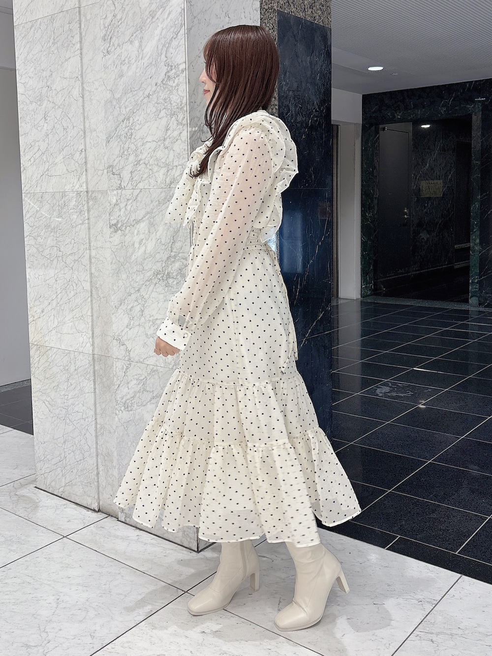 ホワイト系のワンピース、ホワイト系のブーツを着用したレディースの冬コーディネートの2枚目の写真