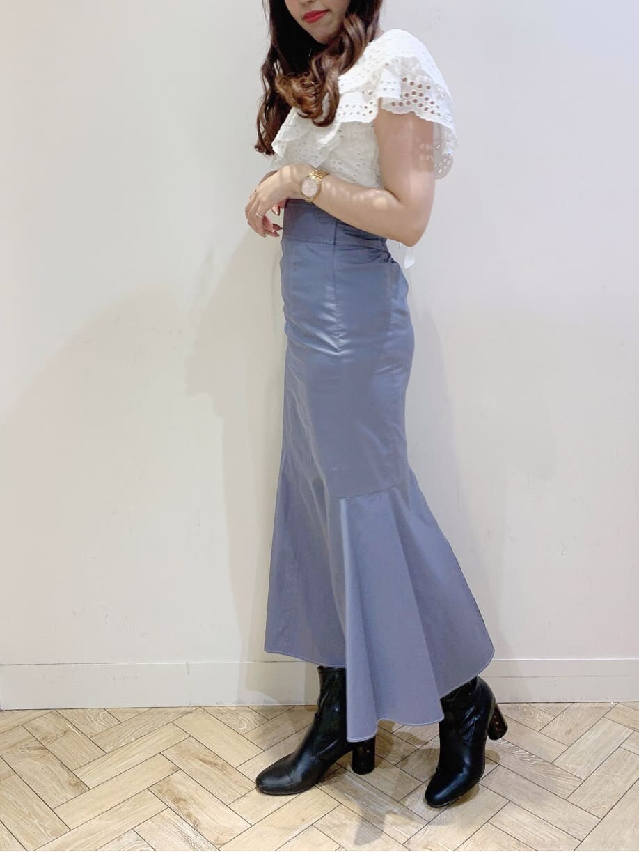 ホワイト系のシャツ/ブラウス、ブルー系のスカートを着用したレディースの冬コーディネートの4枚目の写真