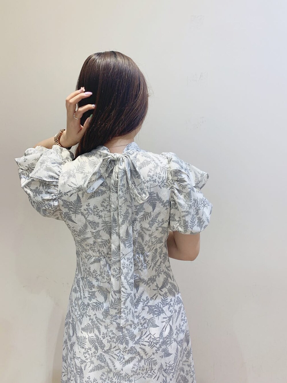 ホワイト系のワンピース、ブラウン系のサンダルを着用したレディースの春コーディネートの7枚目の写真