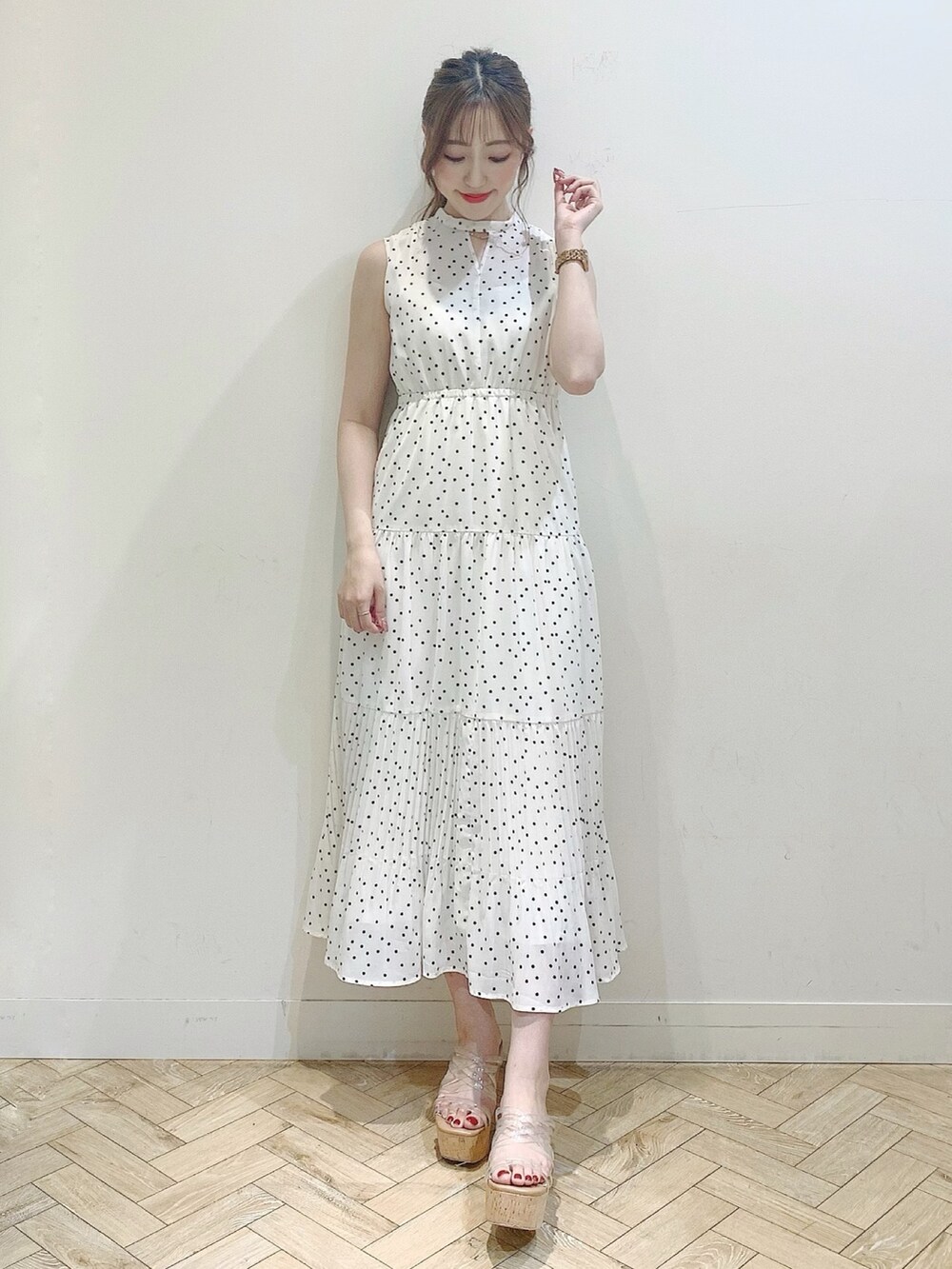 ホワイト系のワンピース、その他のサンダルを着用したレディースの夏コーディネートの3枚目の写真