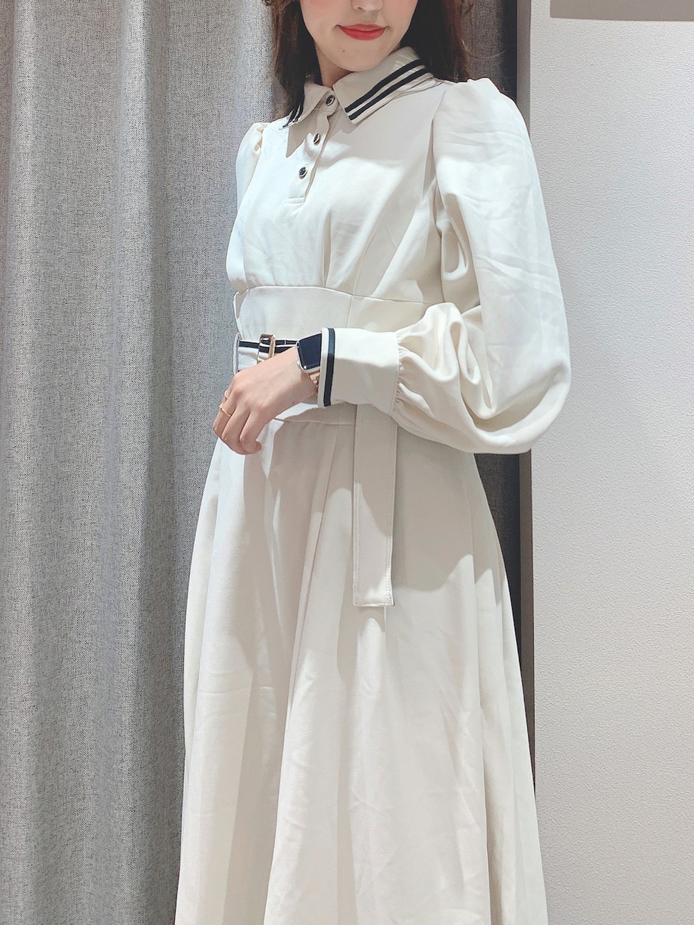 ホワイト系のワンピース、ベージュ系のパンプスを着用したレディースの秋コーディネートの7枚目の写真