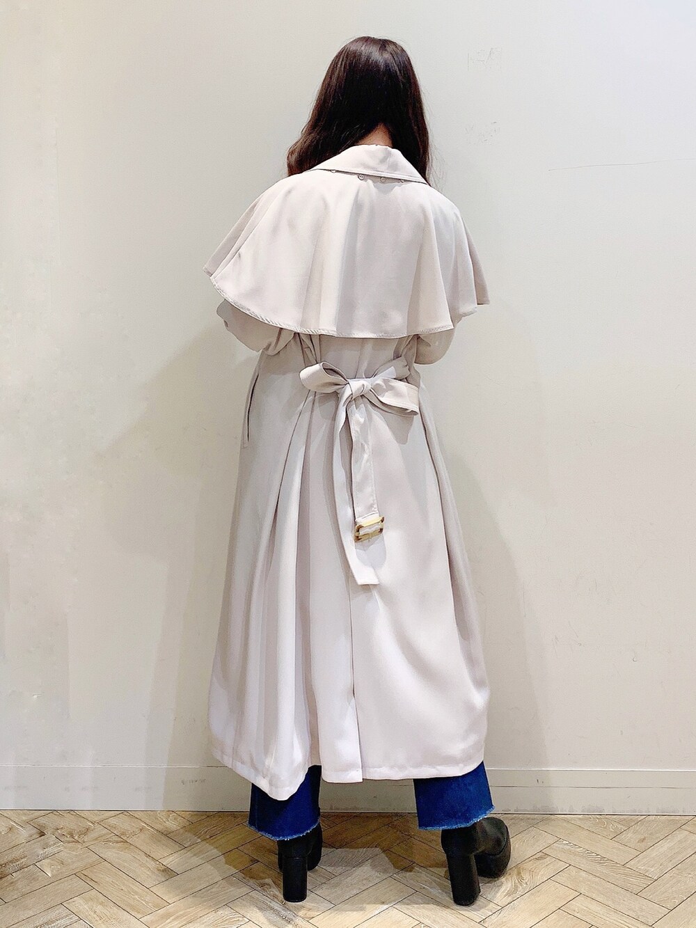 ホワイト系のシャツ/ブラウス、ブルー系のデニムパンツ、ホワイト系のハンドバッグを着用したレディースの冬コーディネートの10枚目の写真