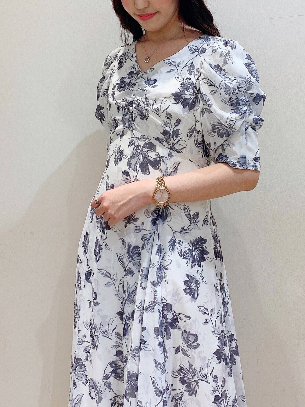 ホワイト系のワンピース、イエロー系のトレンチコートを着用したレディースの冬コーディネートの5枚目の写真