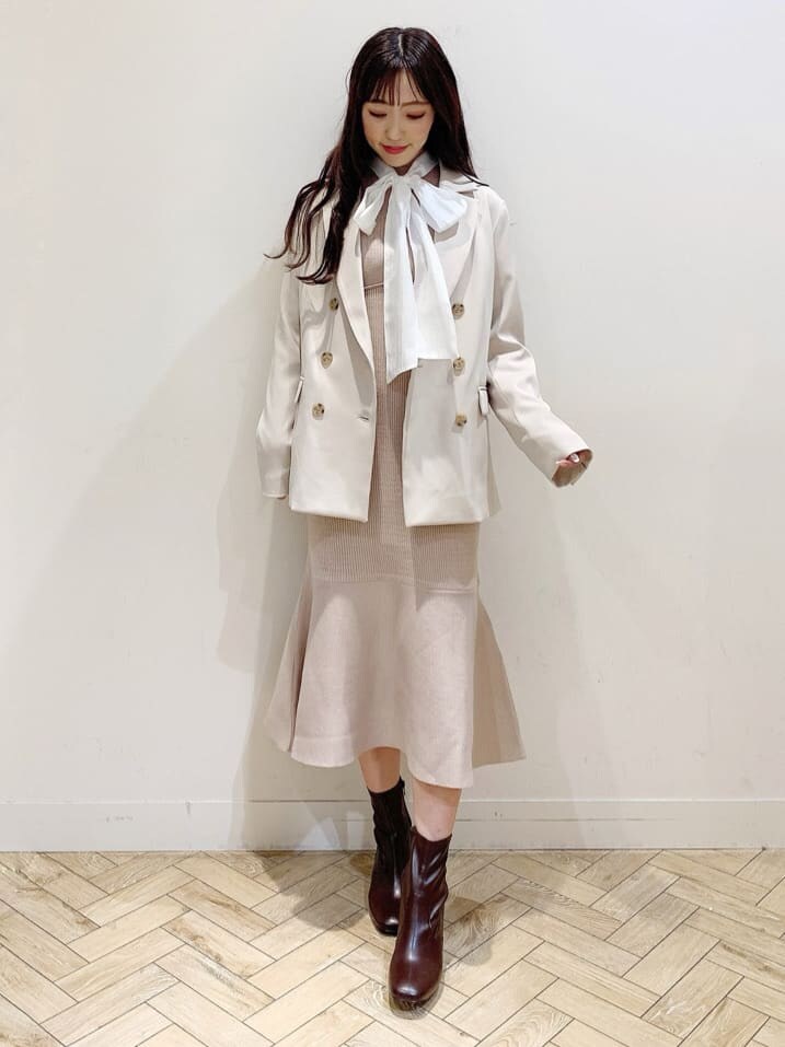 ホワイト系のシャツ/ブラウス、ブラウン系のブーツ、ピンク系のワンピースを着用したレディースの秋コーディネートの2枚目の写真