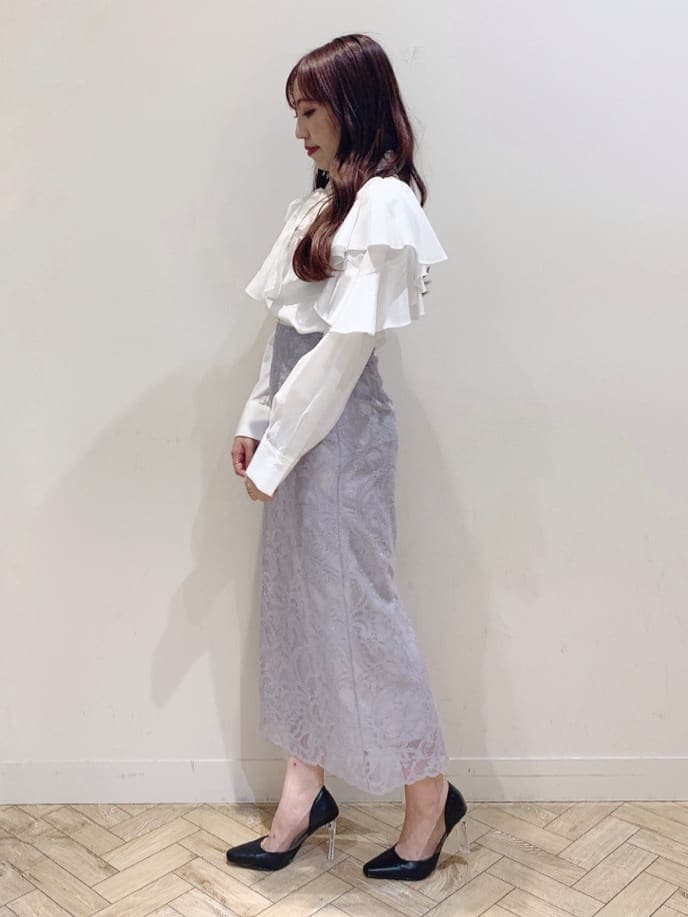 ホワイト系のシャツ/ブラウス、グレー系のスカートを着用したレディースの夏コーディネートの4枚目の写真