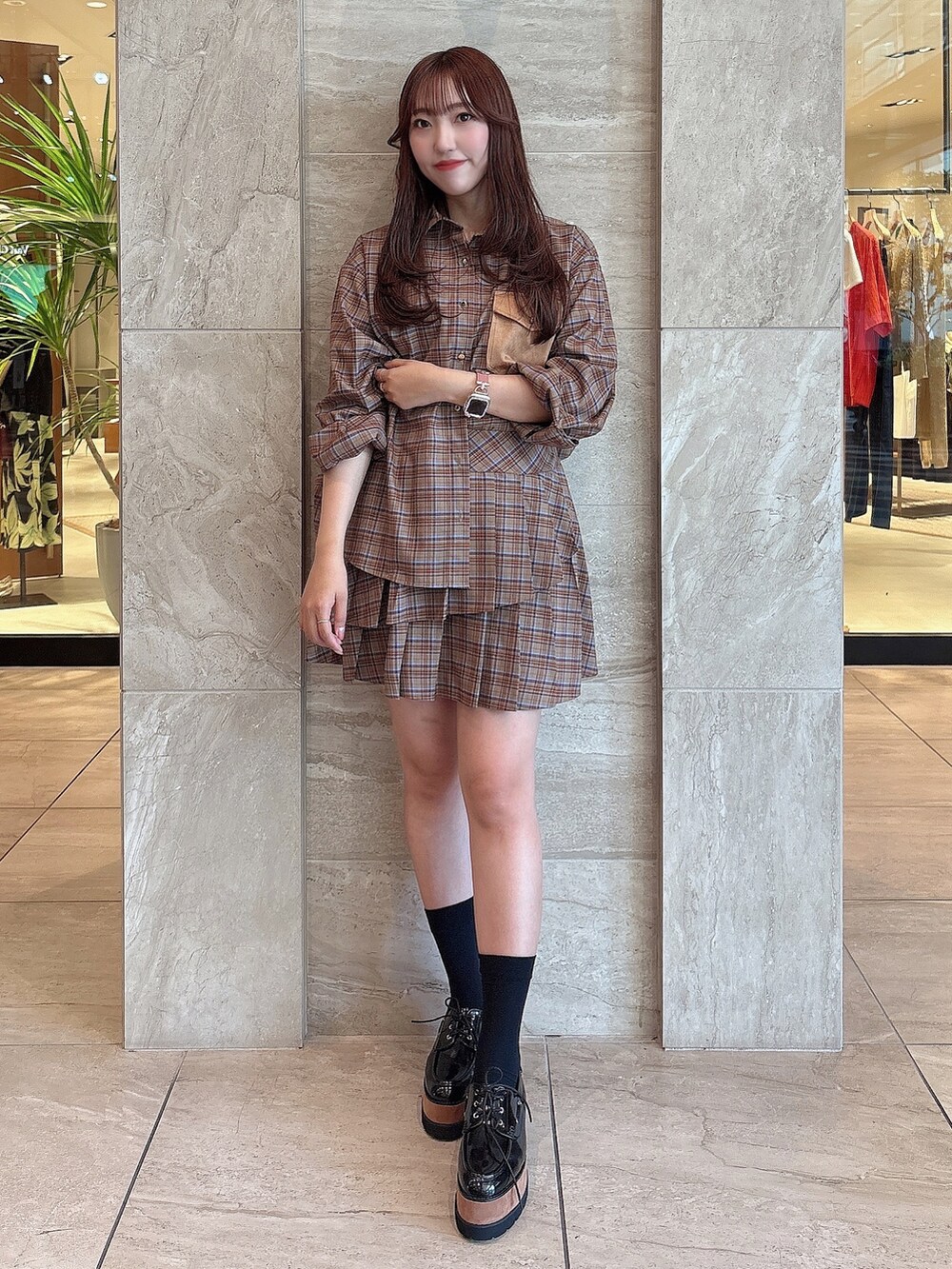 ブラウン系のシャツ/ブラウス、ブラウン系のスカート、その他のローファーを着用したレディースの秋コーディネートの3枚目の写真