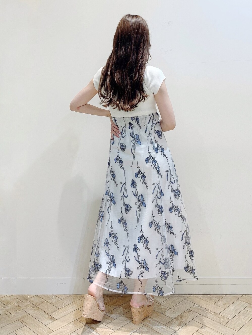 ホワイト系のワンピースを着用したレディースの夏コーディネートの4枚目の写真