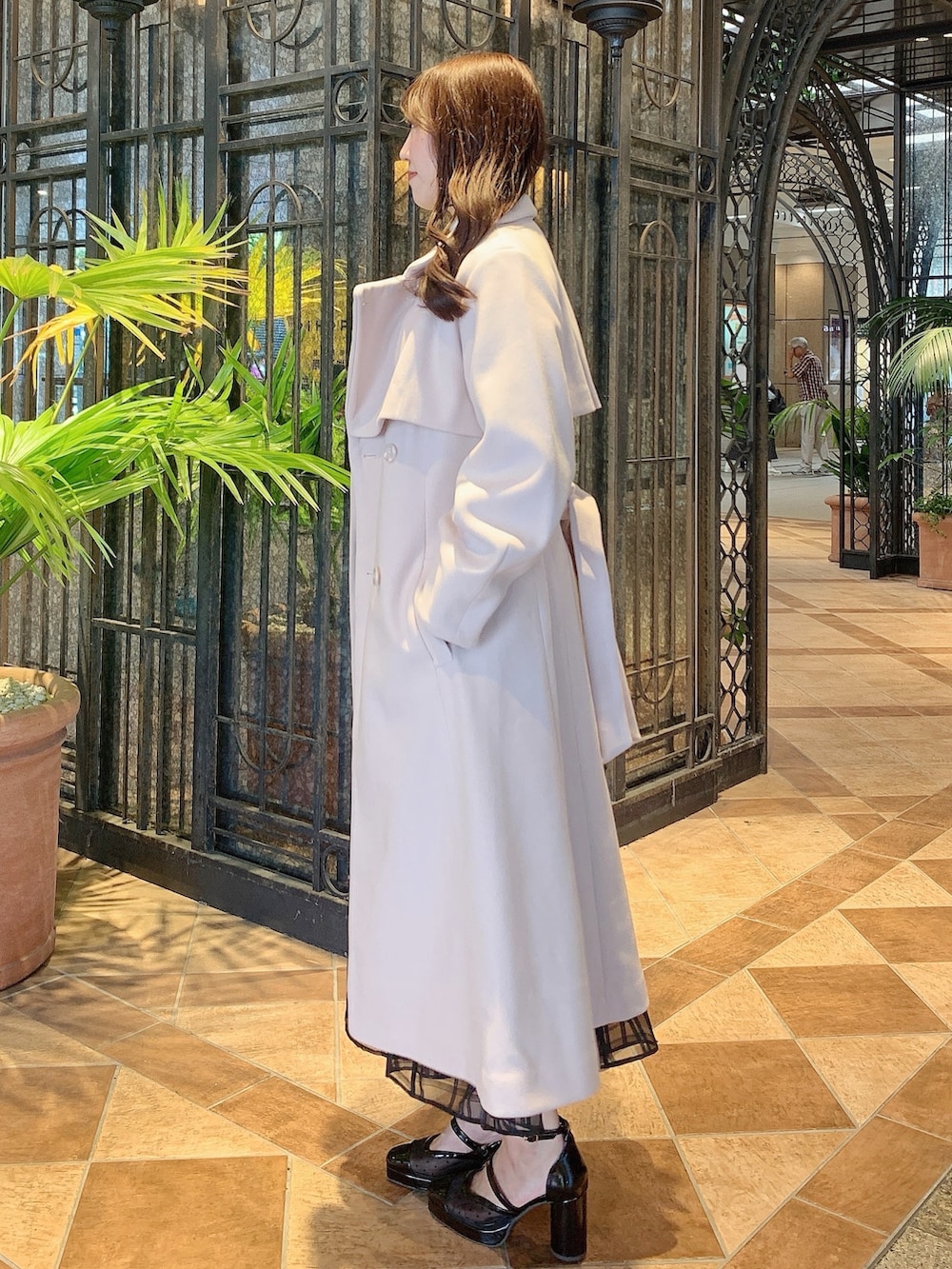 ピンク系のその他アウター、ピンク系のその他アウター、ブラック系のスカートを着用したレディースの冬コーディネートの3枚目の写真