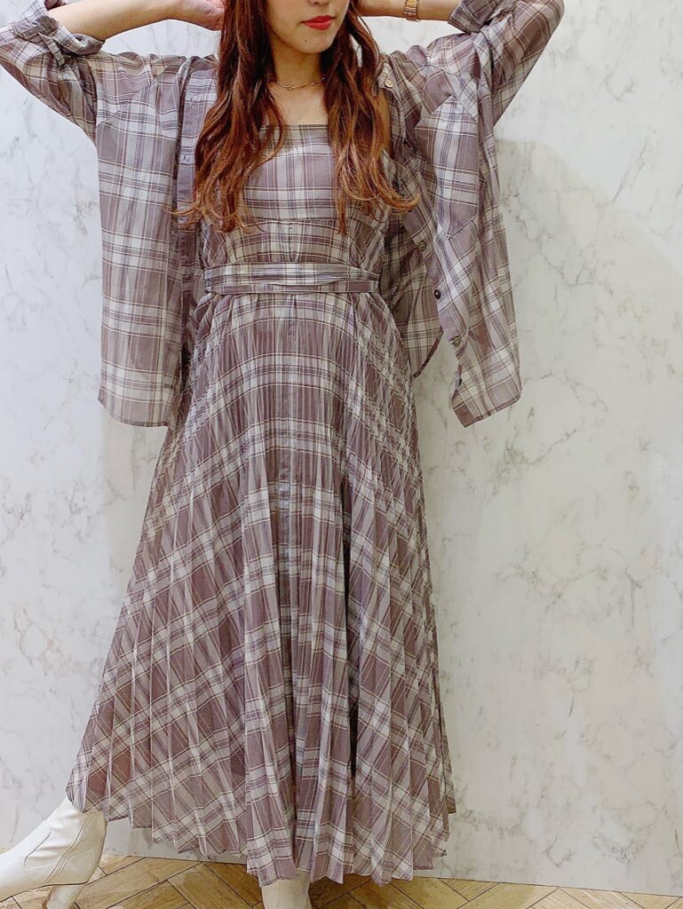 ブラウン系のワンピース、ブラウン系のシャツ/ブラウス、ホワイト系のその他シューズを着用したレディースの夏コーディネートの3枚目の写真