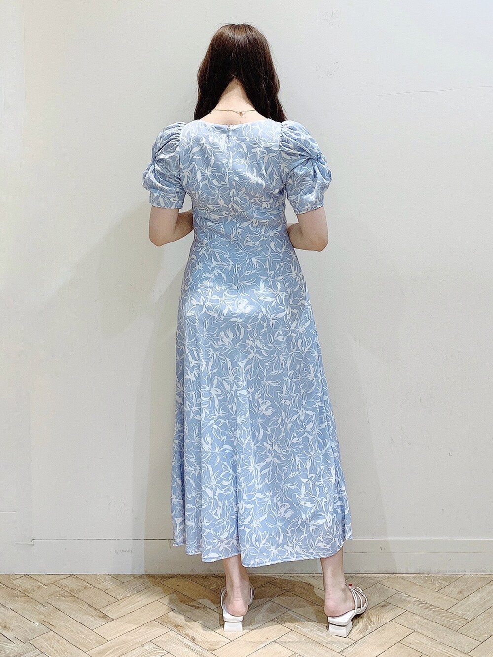 ブルー系のワンピース、ホワイト系のカーディガン/ボレロ、ホワイト系のサンダルを着用したレディースの春コーディネートの7枚目の写真