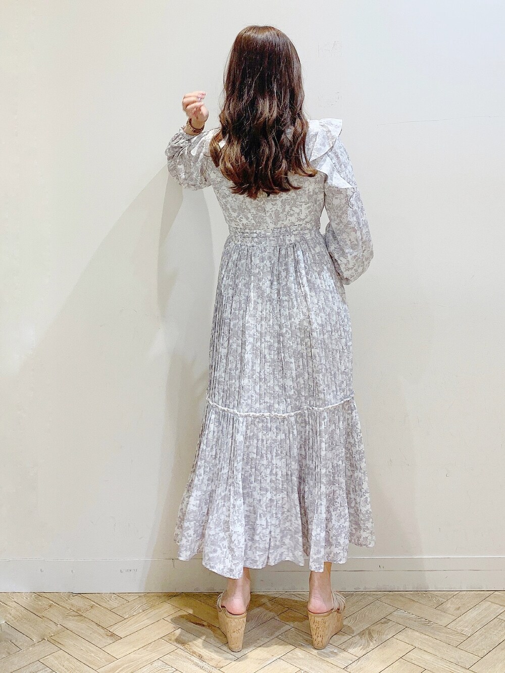 グレー系のワンピース、その他のサンダル、ホワイト系のトレンチコートを着用したレディースの春コーディネートの5枚目の写真