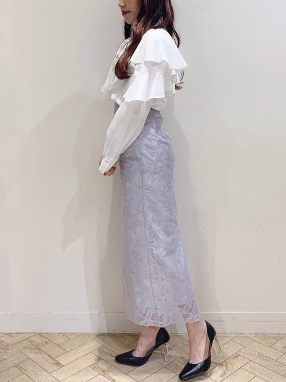ホワイト系のシャツ/ブラウス、グレー系のスカートを着用したレディースの夏コーディネートの5枚目の写真