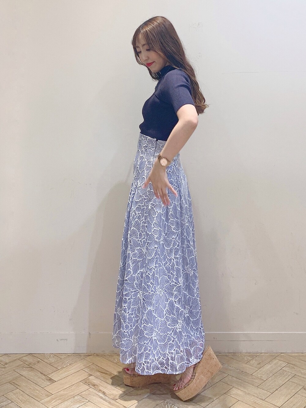 ブルー系のスカート、グレー系のニット/セーター、その他のサンダルを着用したレディースの春コーディネートの5枚目の写真