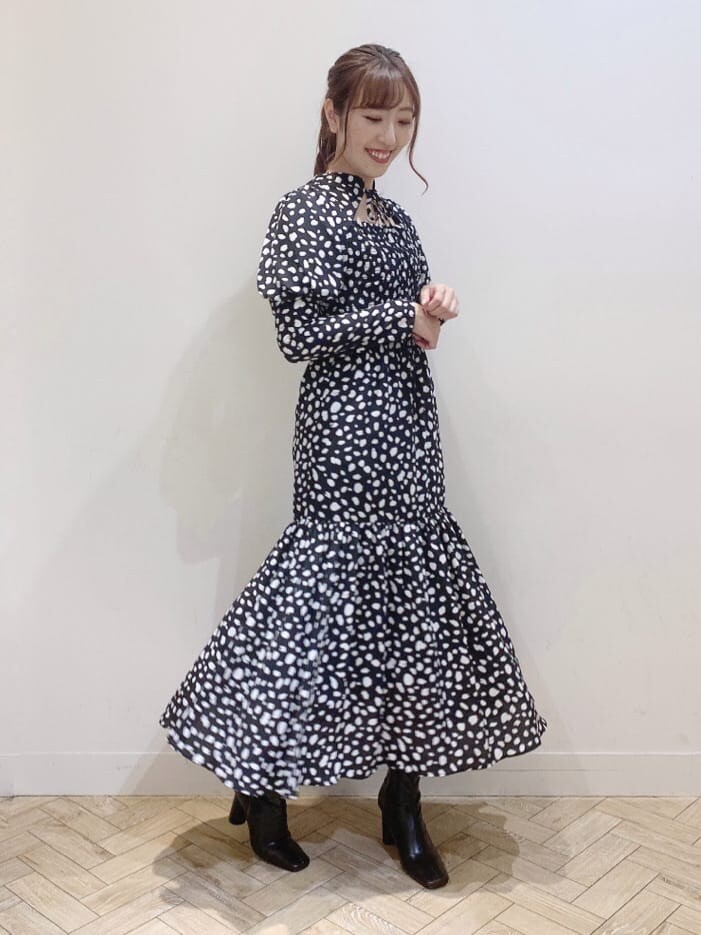 ブラック系のブーツ、ホワイト系のトレンチコート、ホワイト系のトレンチコートを着用したレディースの秋コーディネートの5枚目の写真