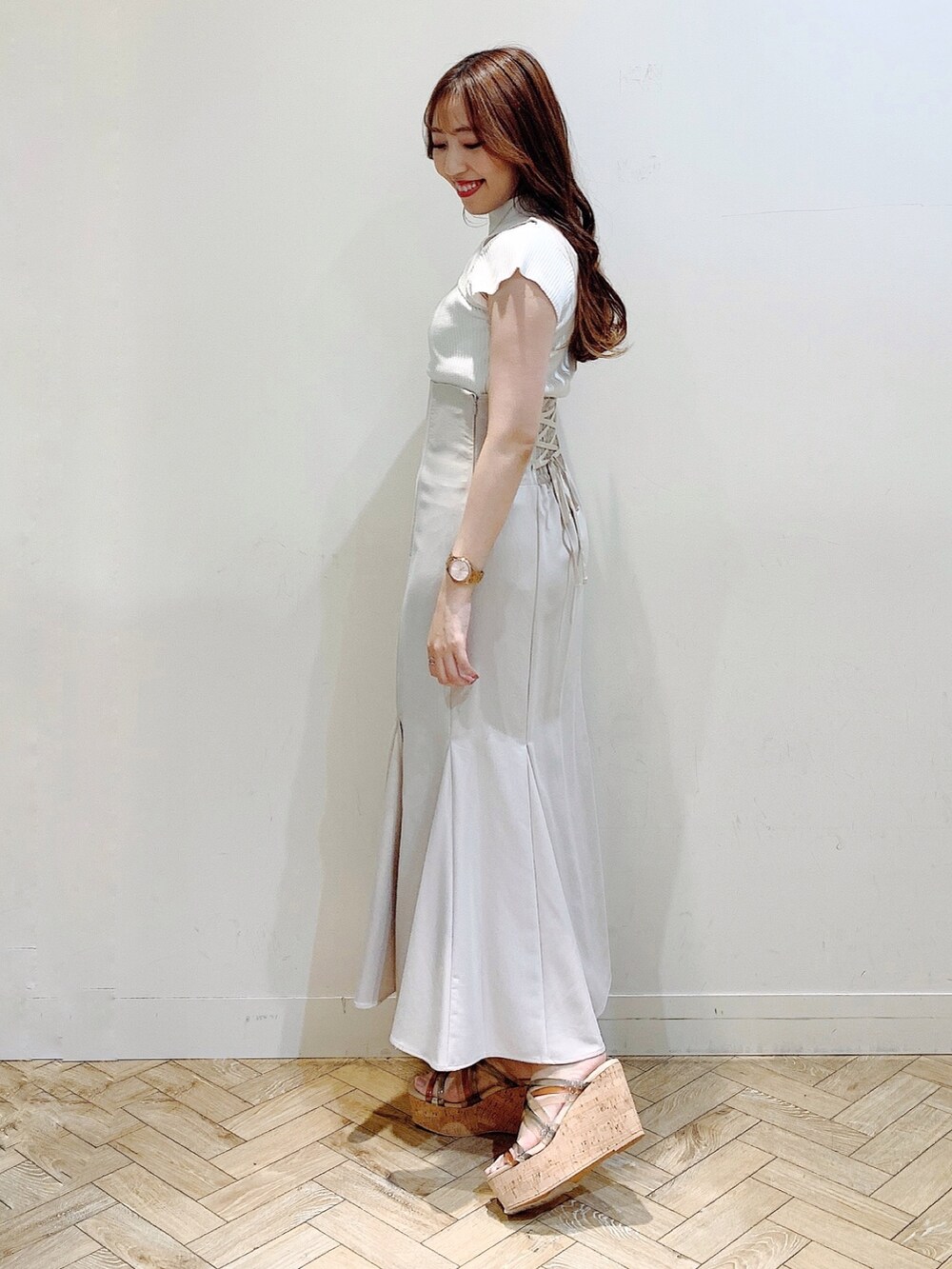 ベージュ系のスカート、ホワイト系のニット/セーター、その他のサンダルを着用したレディースの夏コーディネートの4枚目の写真