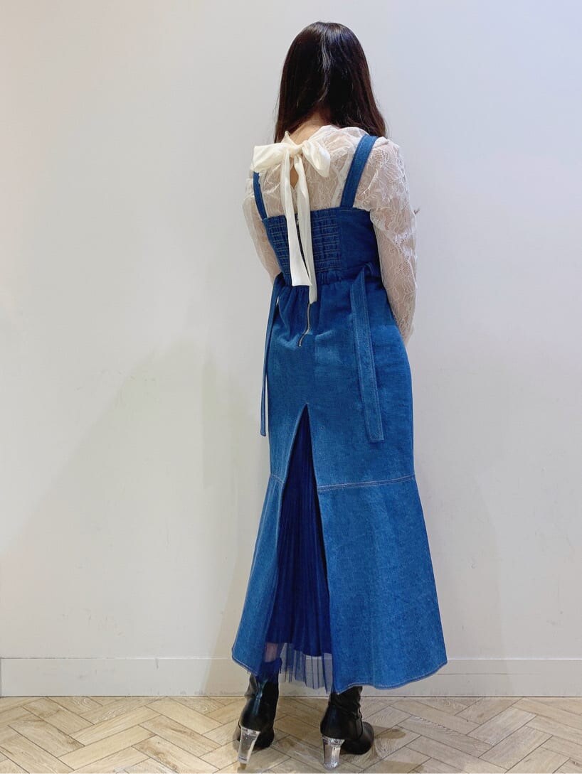 ホワイト系のシャツ/ブラウス、ブラック系のその他シューズ、ブルー系のワンピースを着用したレディースの冬コーディネートの4枚目の写真