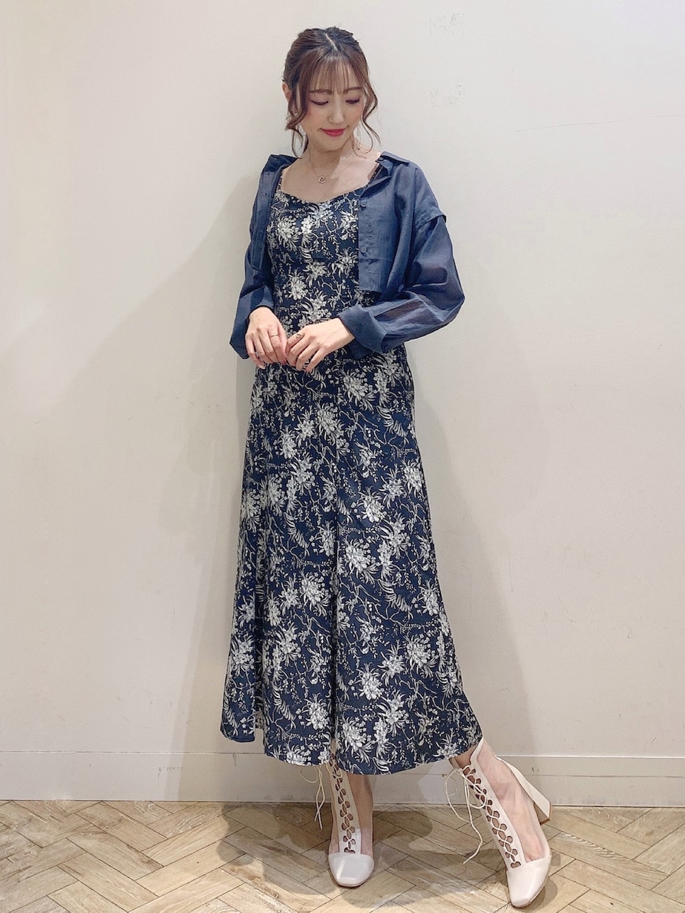 グレー系のワンピース、ホワイト系のブーツを着用したレディースの夏コーディネートの2枚目の写真