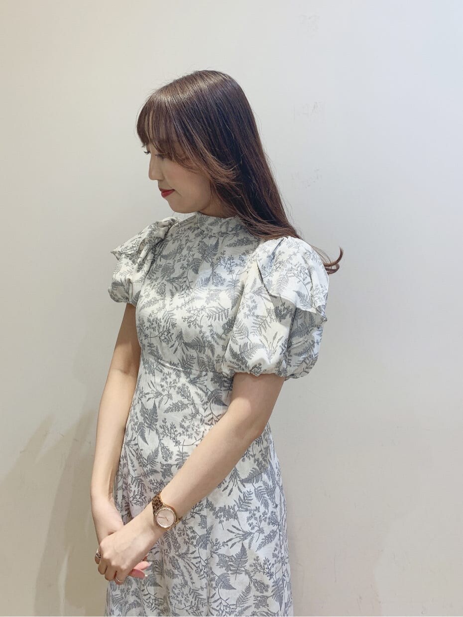 ホワイト系のワンピース、ブラウン系のサンダルを着用したレディースの春コーディネートの5枚目の写真