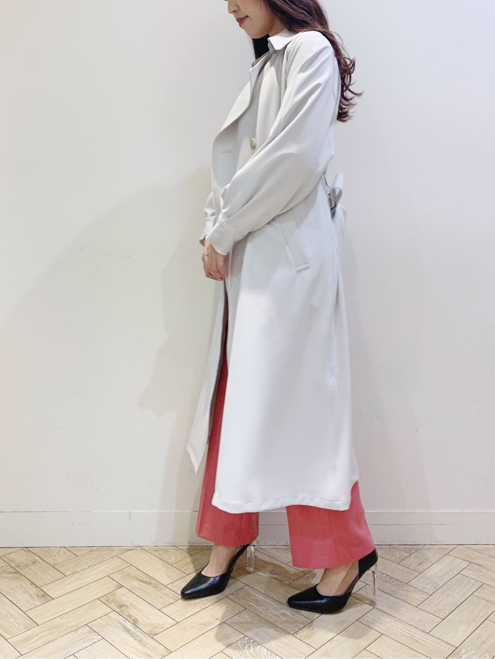 グレー系のトレンチコート、ピンク系のその他パンツ、ホワイト系のカーディガン/ボレロを着用したレディースの春コーディネートの6枚目の写真
