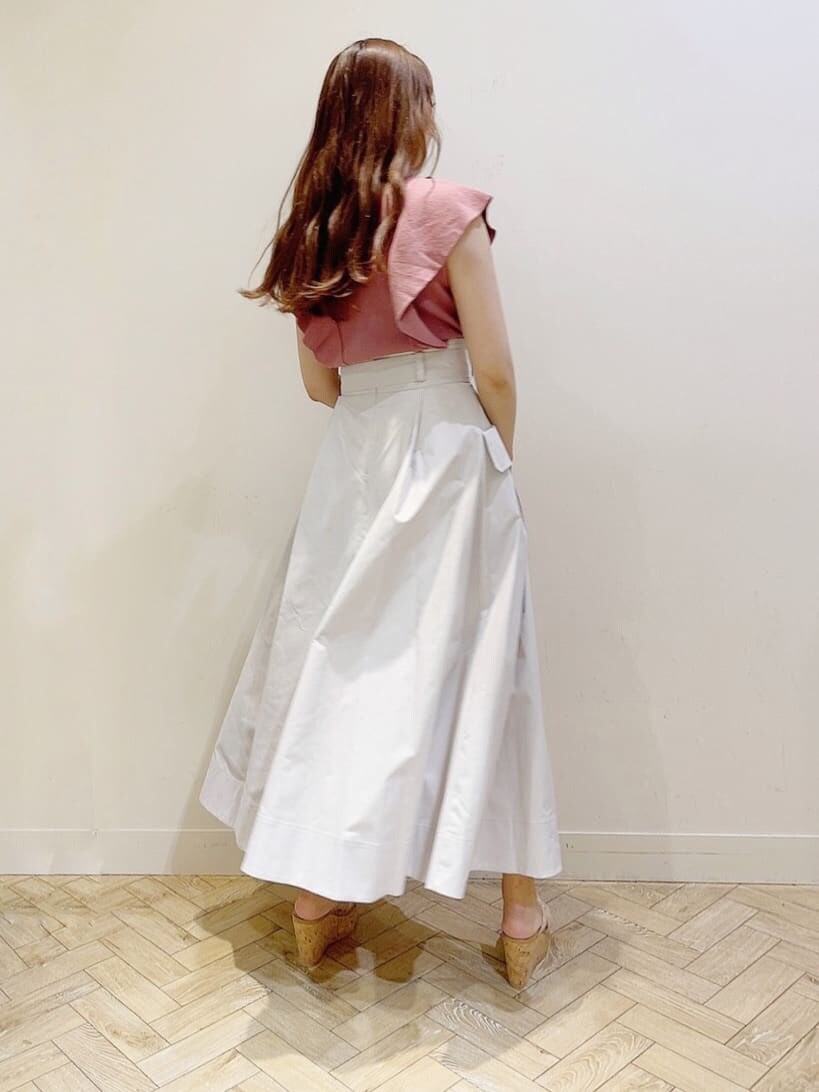 その他のサンダル、ホワイト系のスカート、ピンク系のニット/セーターを着用したレディースの夏コーディネートの6枚目の写真