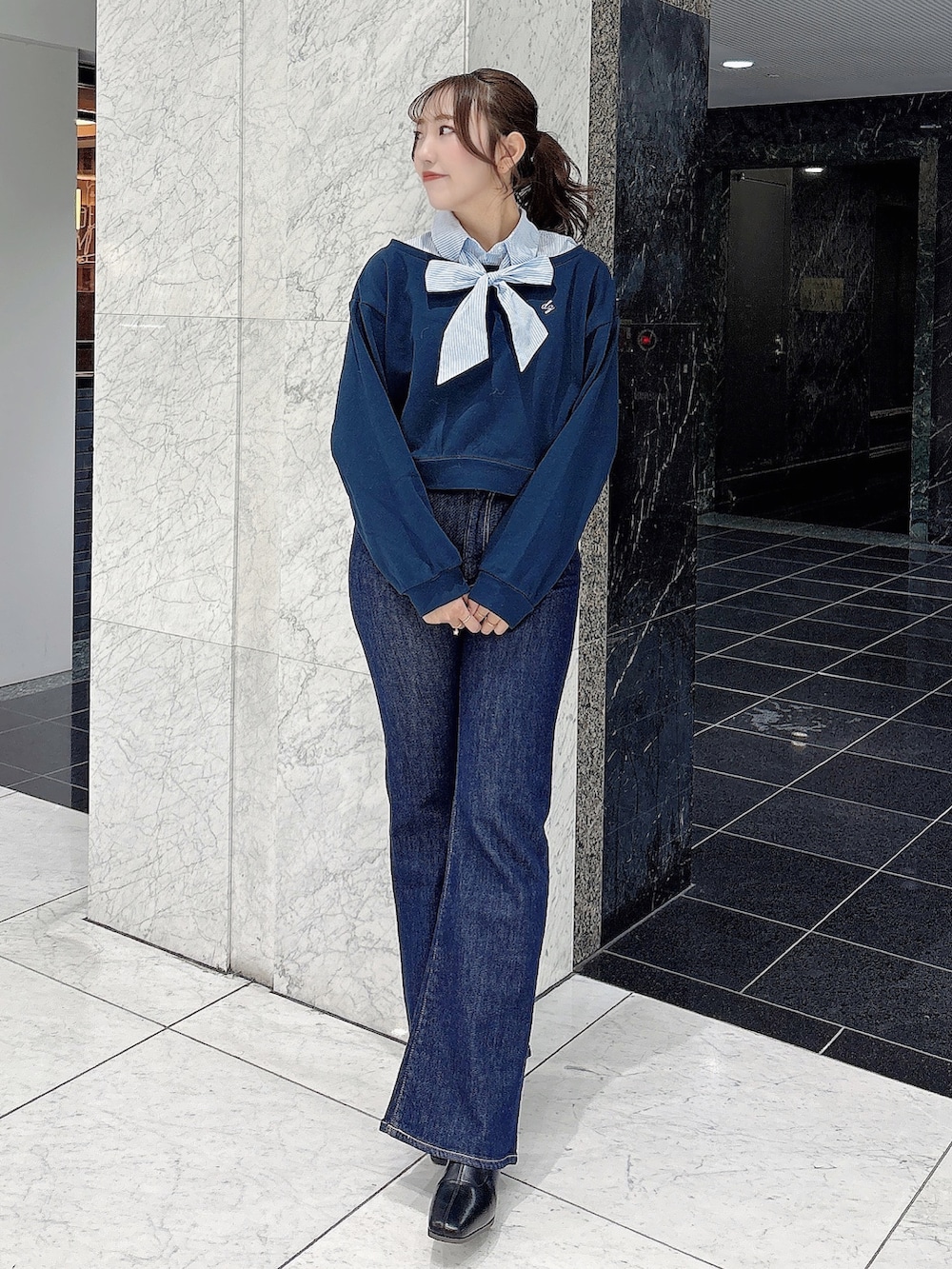 ブルー系のデニムパンツ、ブルー系のスウェットを着用したレディースの冬コーディネートの2枚目の写真