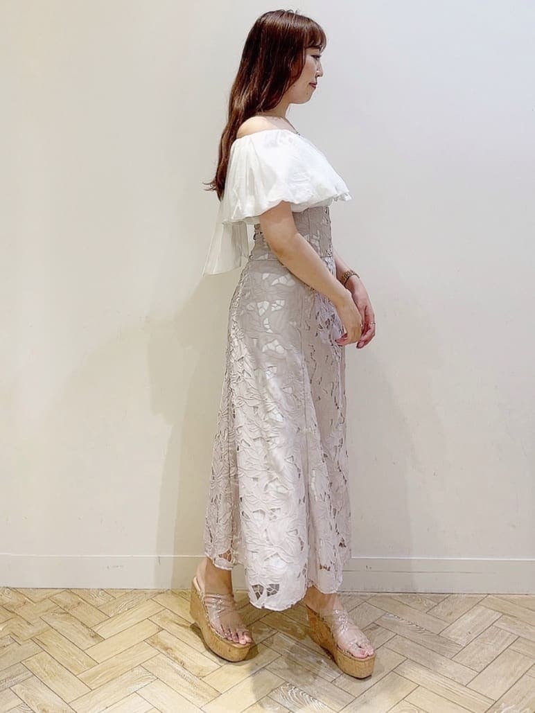 その他のサンダル、ベージュ系のスカート、ホワイト系のシャツ/ブラウスを着用したレディースの夏コーディネートの7枚目の写真