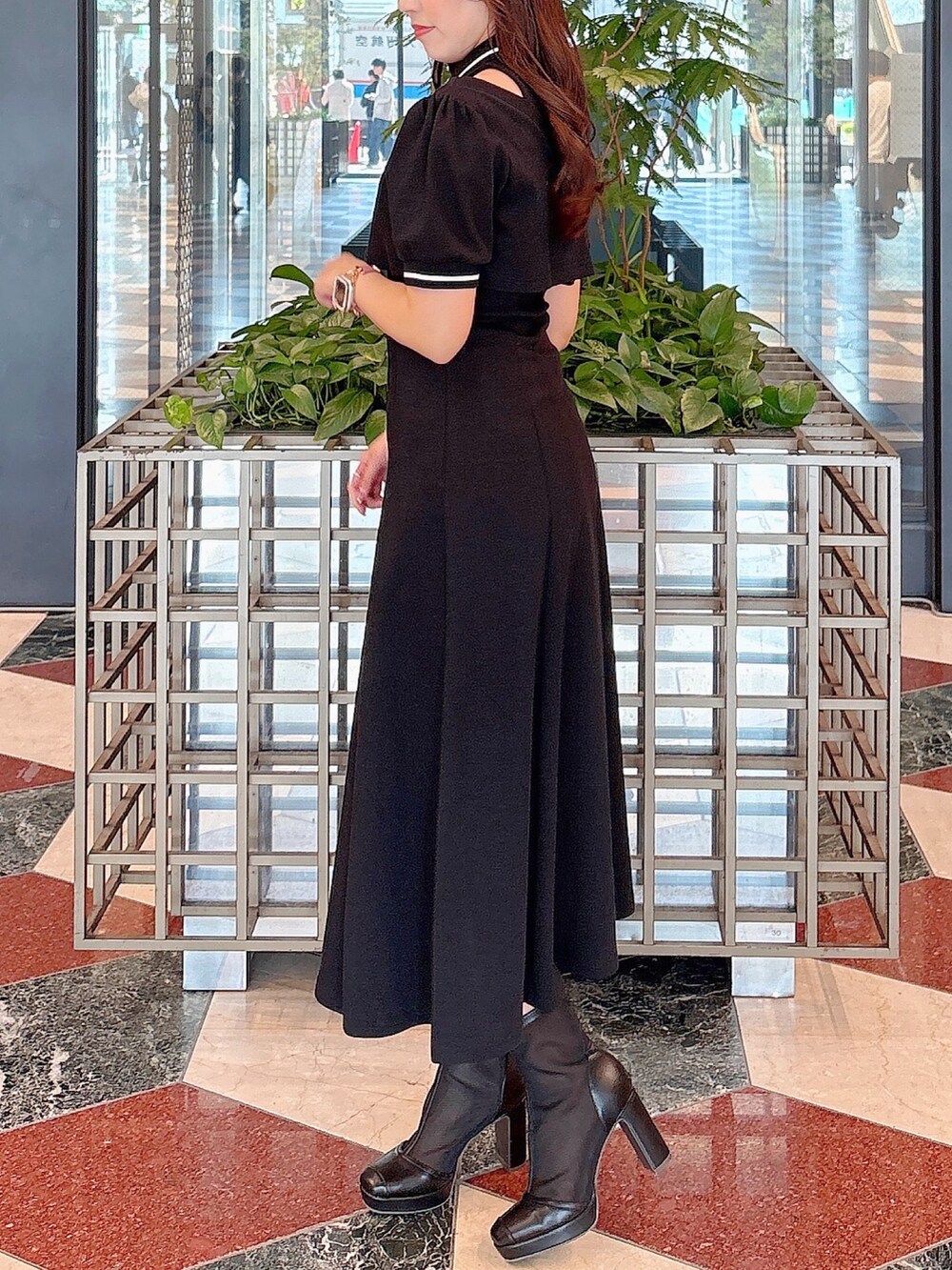 ブラック系のワンピースを着用したレディースの春コーディネートの4枚目の写真