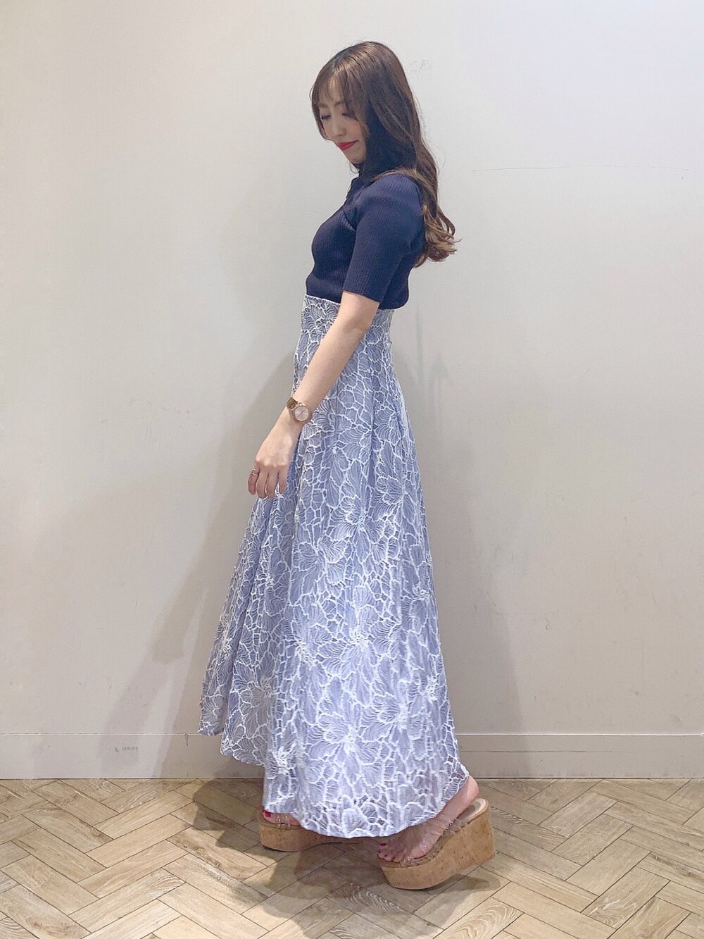 ブルー系のスカート、グレー系のニット/セーター、その他のサンダルを着用したレディースの春コーディネートの4枚目の写真