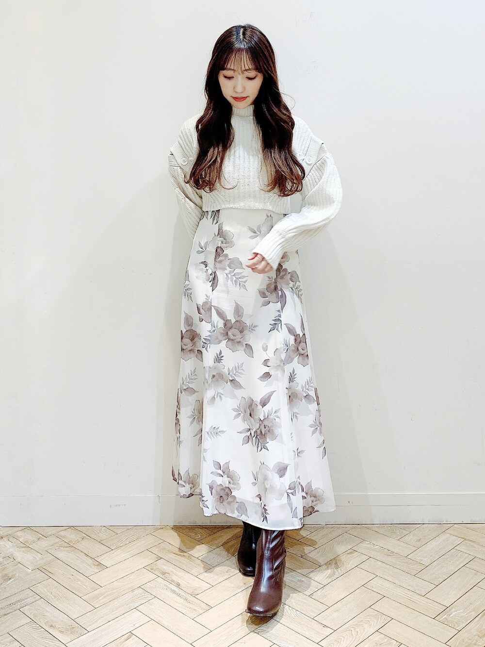 ホワイト系のワンピース、ホワイト系のワンピース、ブラウン系のブーツを着用したレディースの冬コーディネートの2枚目の写真