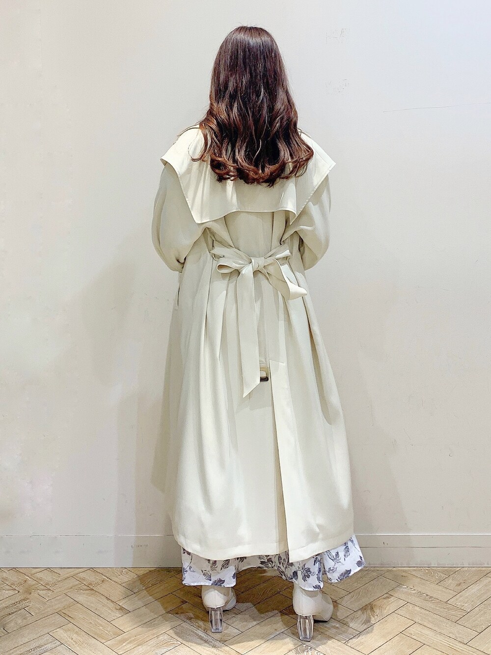 ホワイト系のワンピース、イエロー系のトレンチコートを着用したレディースの冬コーディネートの8枚目の写真