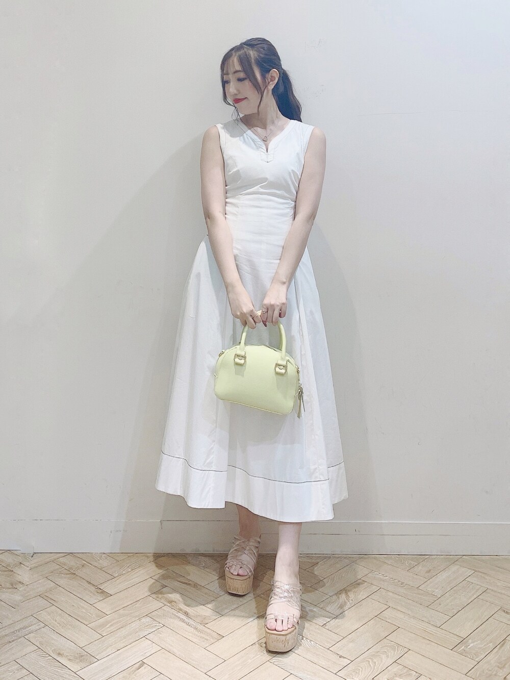 ホワイト系のワンピース、その他のサンダルを着用したレディースの夏コーディネートの5枚目の写真