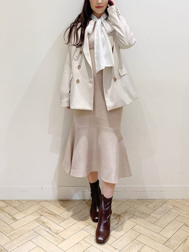 ホワイト系のシャツ/ブラウス、ブラウン系のブーツ、ピンク系のワンピースを着用したレディースの秋コーディネートの4枚目の写真