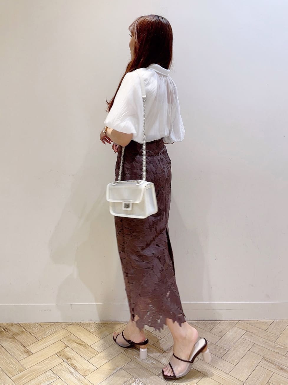 ホワイト系のシャツ/ブラウス、ブラウン系のスカート、ブラウン系のサンダルを着用したレディースの夏コーディネートの3枚目の写真
