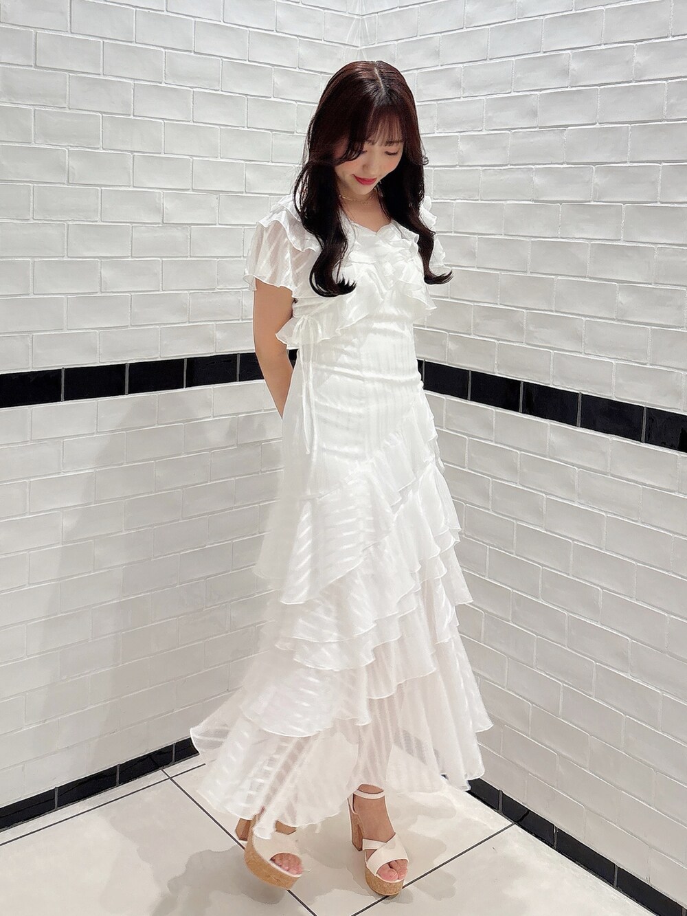 ホワイト系のワンピース、ホワイト系のサンダルを着用したレディースの春コーディネートの5枚目の写真