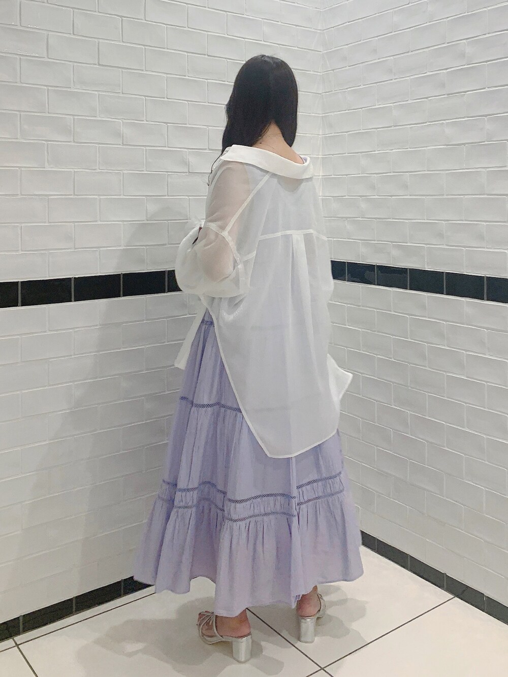 シルバー系のパンプス、パープル系のワンピース、ホワイト系のシャツ/ブラウスを着用したレディースの夏コーディネートの5枚目の写真