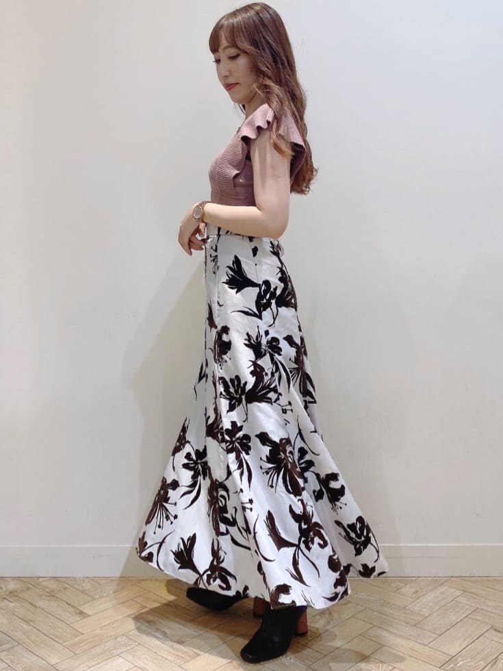 ブラック系のサンダル、ブラウン系のニット/セーター、ホワイト系のスカートを着用したレディースの夏コーディネートの4枚目の写真