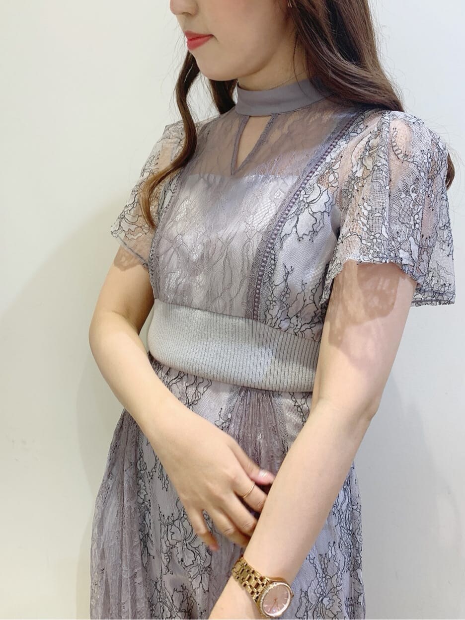 ブラック系のパンプス、パープル系のワンピースを着用したレディースの春コーディネートの6枚目の写真