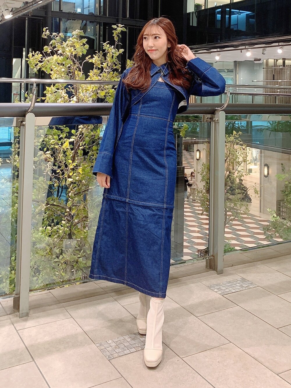 ホワイト系のブーツ、ブルー系のワンピースを着用したレディースの冬コーディネートの3枚目の写真