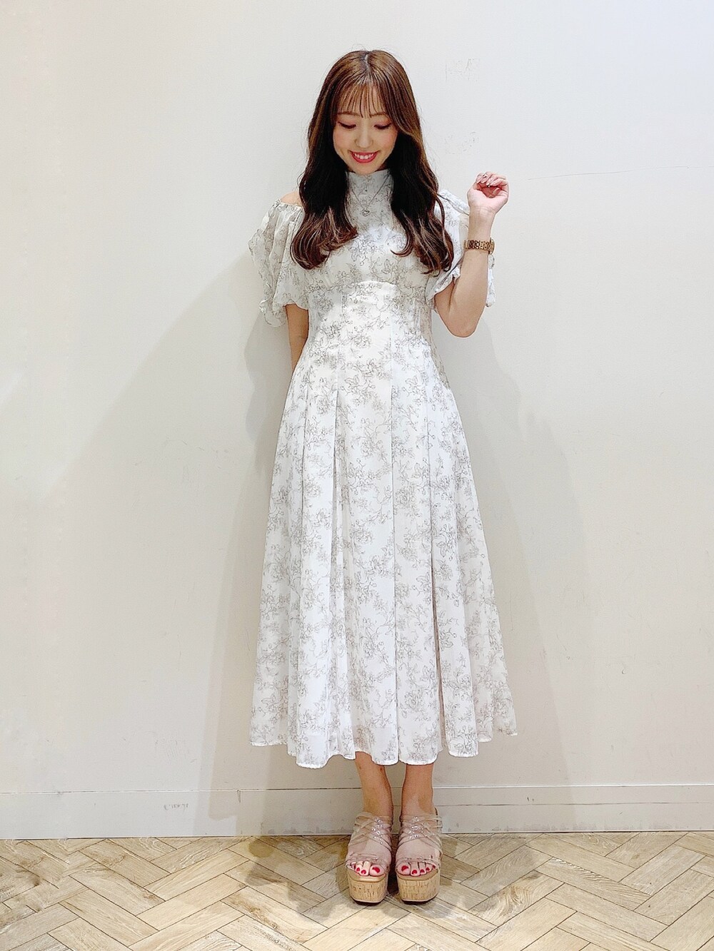 ベージュ系のワンピース、その他のサンダル、ベージュ系のテーラードジャケットを着用したレディースの春コーディネートの2枚目の写真